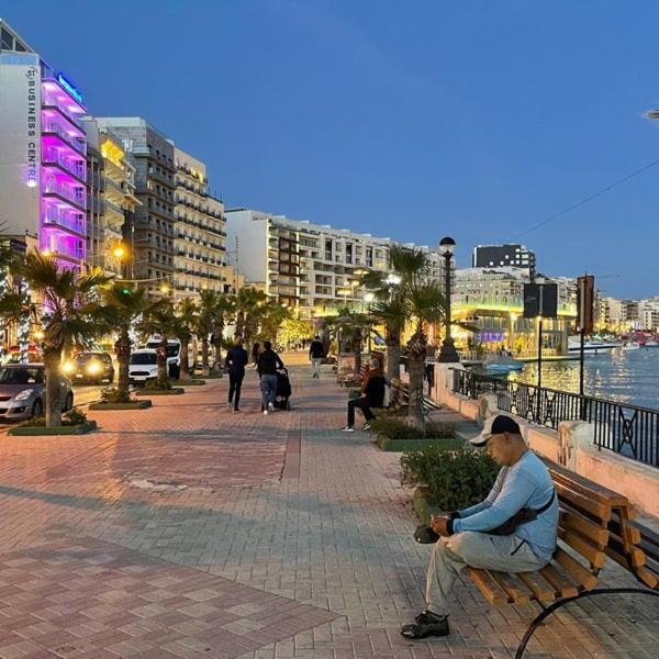 Seaside Apartment In Gzira Esterno foto